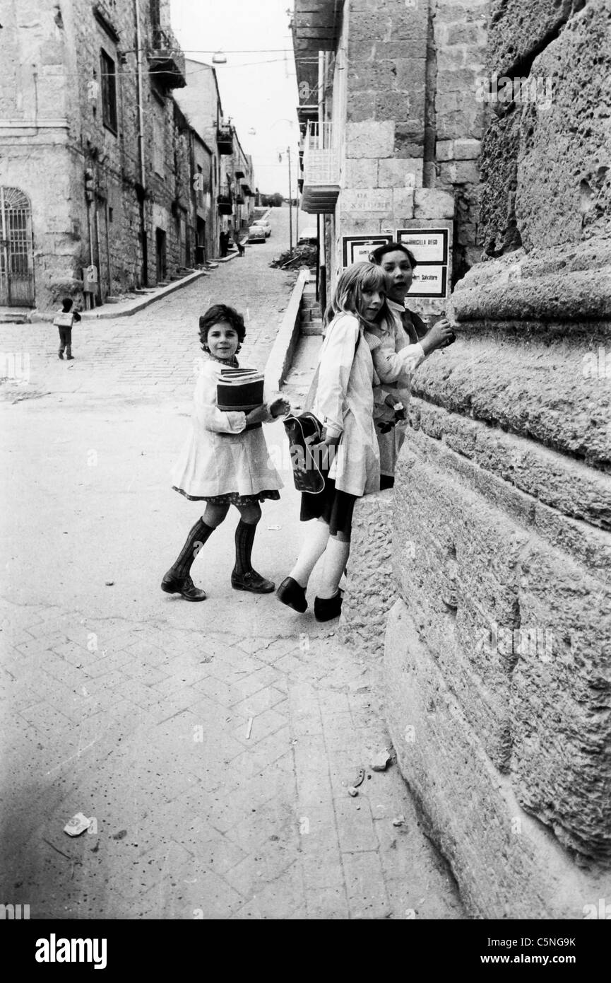 Les enfants revenant de l'école, Canicattì, Sicile, Italie, 1972 Banque D'Images