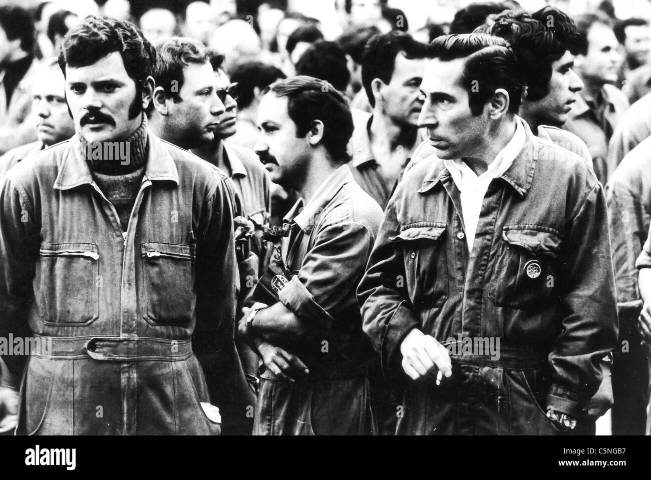 Les travailleurs en grève se sont rassemblés devant l'usine, Lisbonne, Portugal, 70 ' Banque D'Images