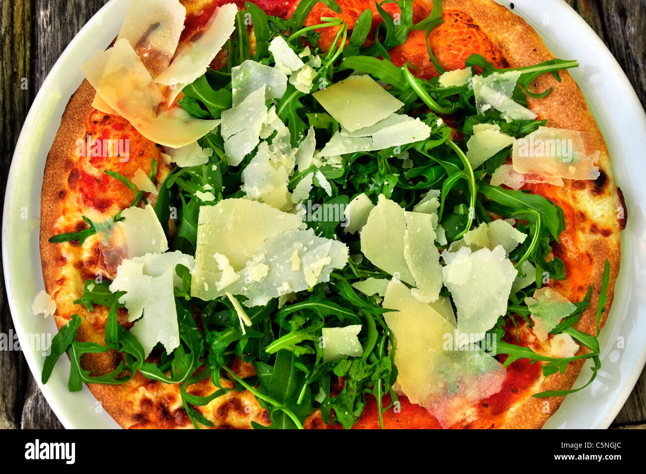 Pizza italienne typique avec fusée et le fromage sur le dessus Banque D'Images