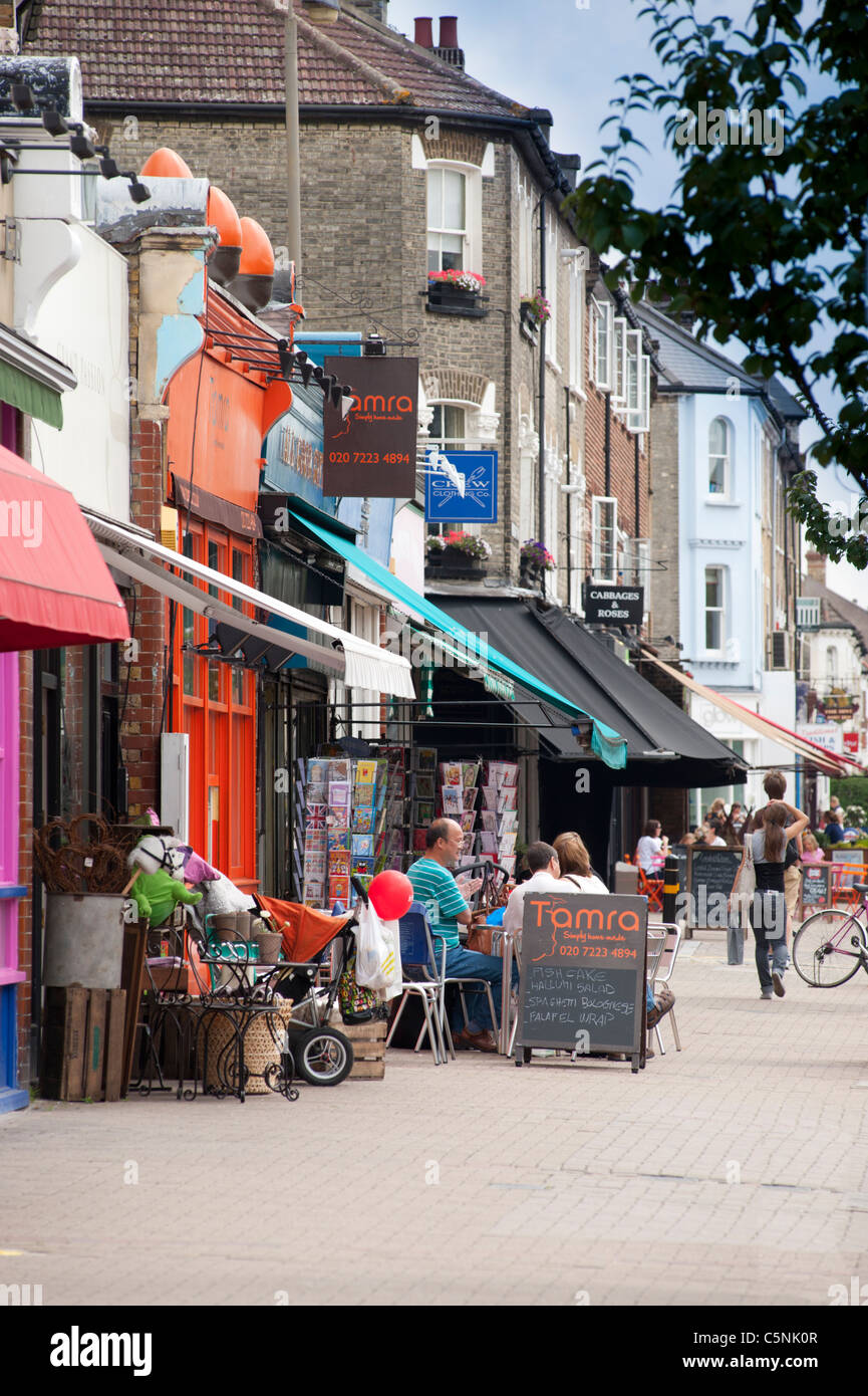 Les boutiques, cafés et restaurants sur Northcote Road (la B229) dans Wandsworth, Londres, Angleterre, Royaume-Uni. Banque D'Images