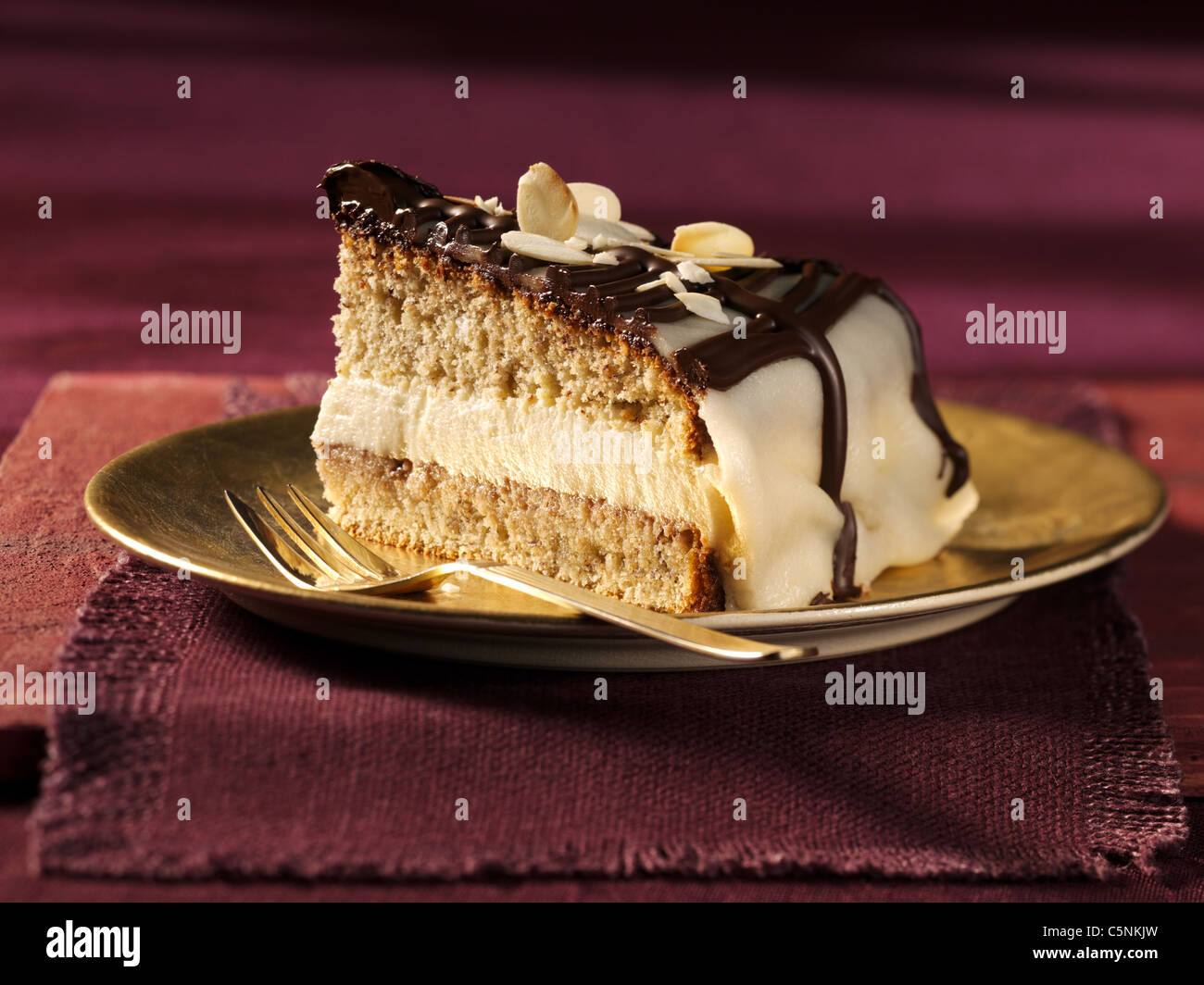 L Ecrou En Couches Gateau Avec La Creme Et L Alcool Photo Stock Alamy