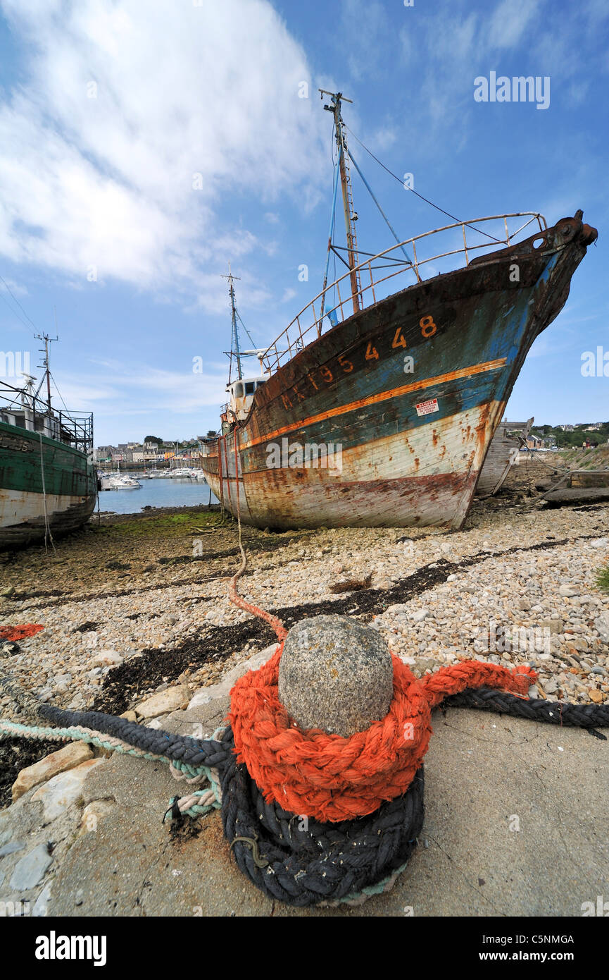 Les épaves de bateaux de pêche petit chalutier dans le port de Camaret-sur-Mer, Finistère, Bretagne, France Banque D'Images