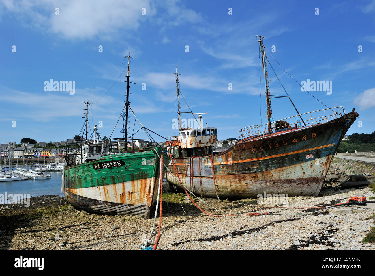 Les épaves de bateaux de pêche petit chalutier dans le port de Camaret-sur-Mer, Finistère, Bretagne, France Banque D'Images