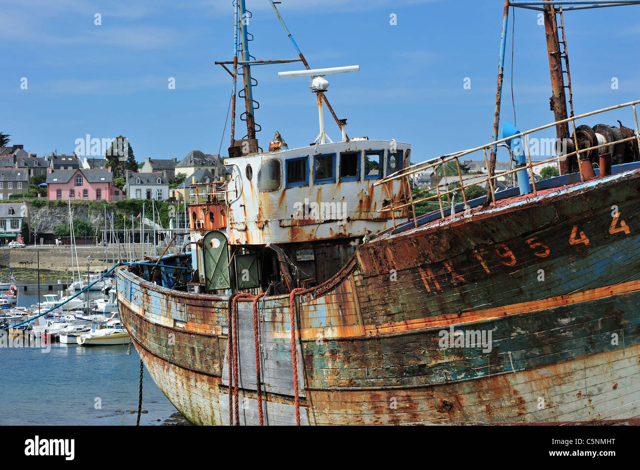 L'épave de bateau de pêche petit chalutier dans le port de Camaret-sur-Mer, Finistère, Bretagne, France Banque D'Images
