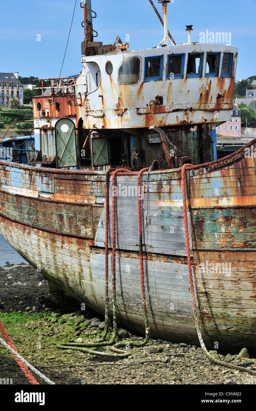 L'épave de bateau de pêche petit chalutier dans le port de Camaret-sur-Mer, Finistère, Bretagne, France Banque D'Images