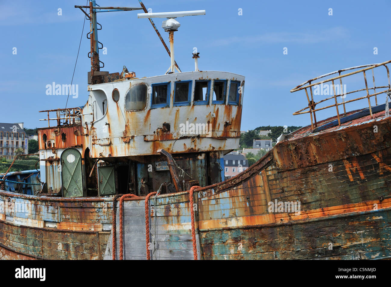 L'épave de bateau de pêche petit chalutier dans le port de Camaret-sur-Mer, Finistère, Bretagne, France Banque D'Images