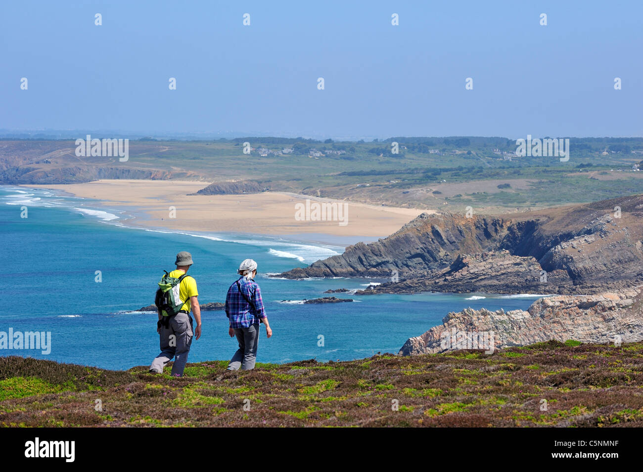 Les Randonneurs marchant le long de la côte du Cap de la Chèvre, Finistère, Bretagne, France Banque D'Images