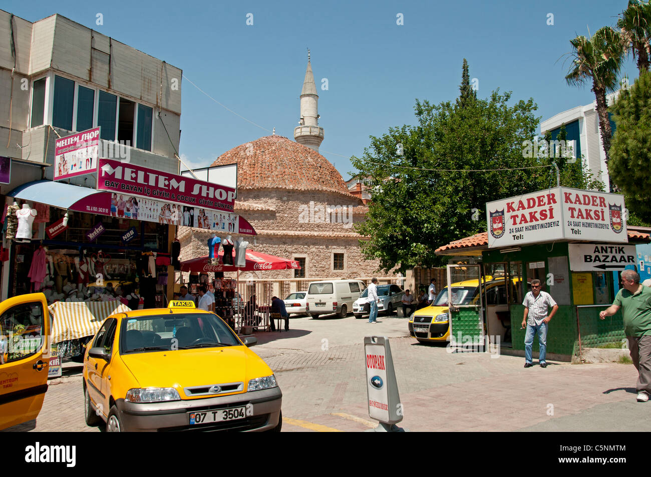 La ville moderne d'Antalya Turquie turc Ville mosquée cap Taxi Banque D'Images