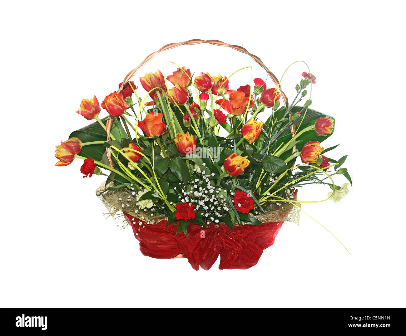 Belles fleurs dans un panier isolated on white Banque D'Images