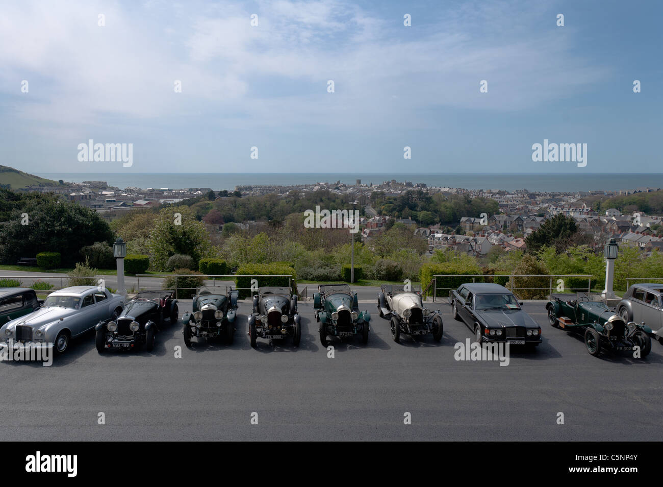 Propriétaire de Bentley voitures garées surplombant Aberystwyth Banque D'Images