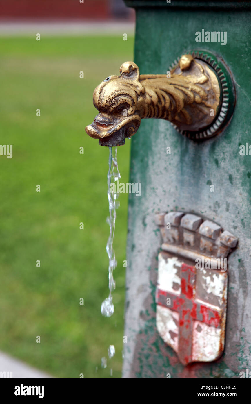 Tuyère d'eau dans le parc du Château Sforzesco de Milan qui a les milanais armoiries sur elle Banque D'Images Tuyère d'eau dans le parc du Château Sforzesco de Milan qui a les milanais armoiries sur elle Banque D'Images