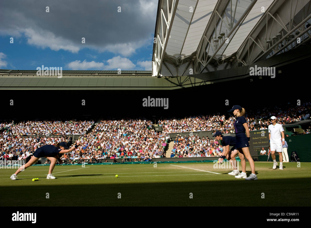 Vue sur le Court central lors de la Tennis de Wimbledon 2011 Banque D'Images
