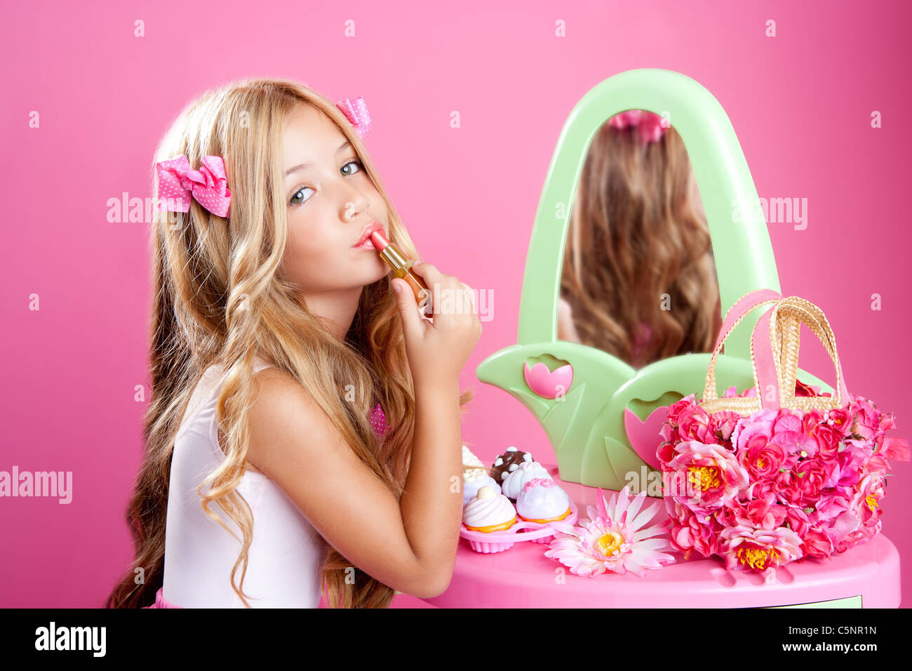 Les enfants Fashion poupée petite fille maquillage Rouge à lèvres avec miroir de vanité en rose Banque D'Images