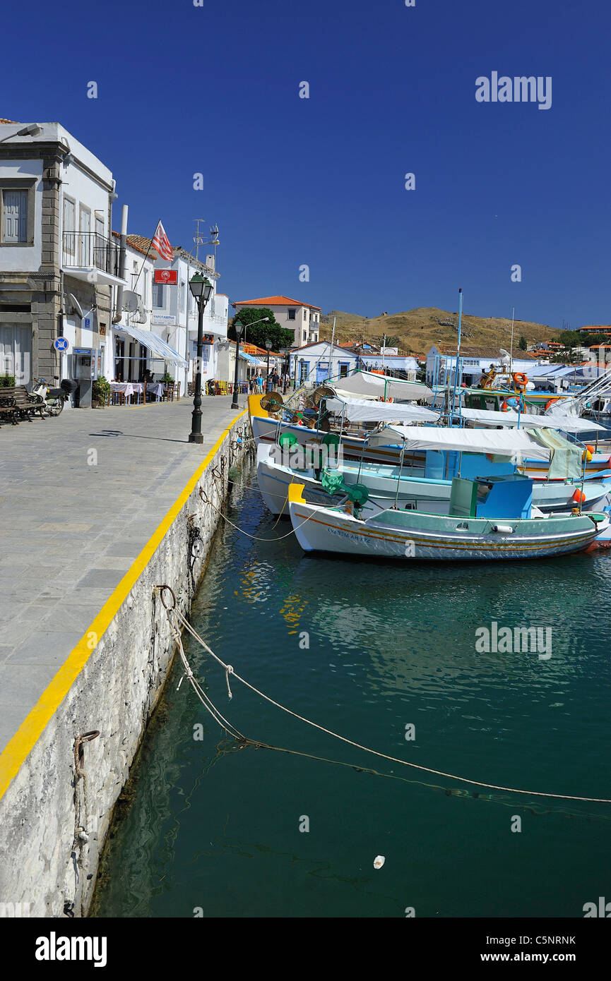 L'univers coloré et pittoresque port de pêche de Myrina, Limnos, nord-est des îles de la mer Égée. Grèce Banque D'Images