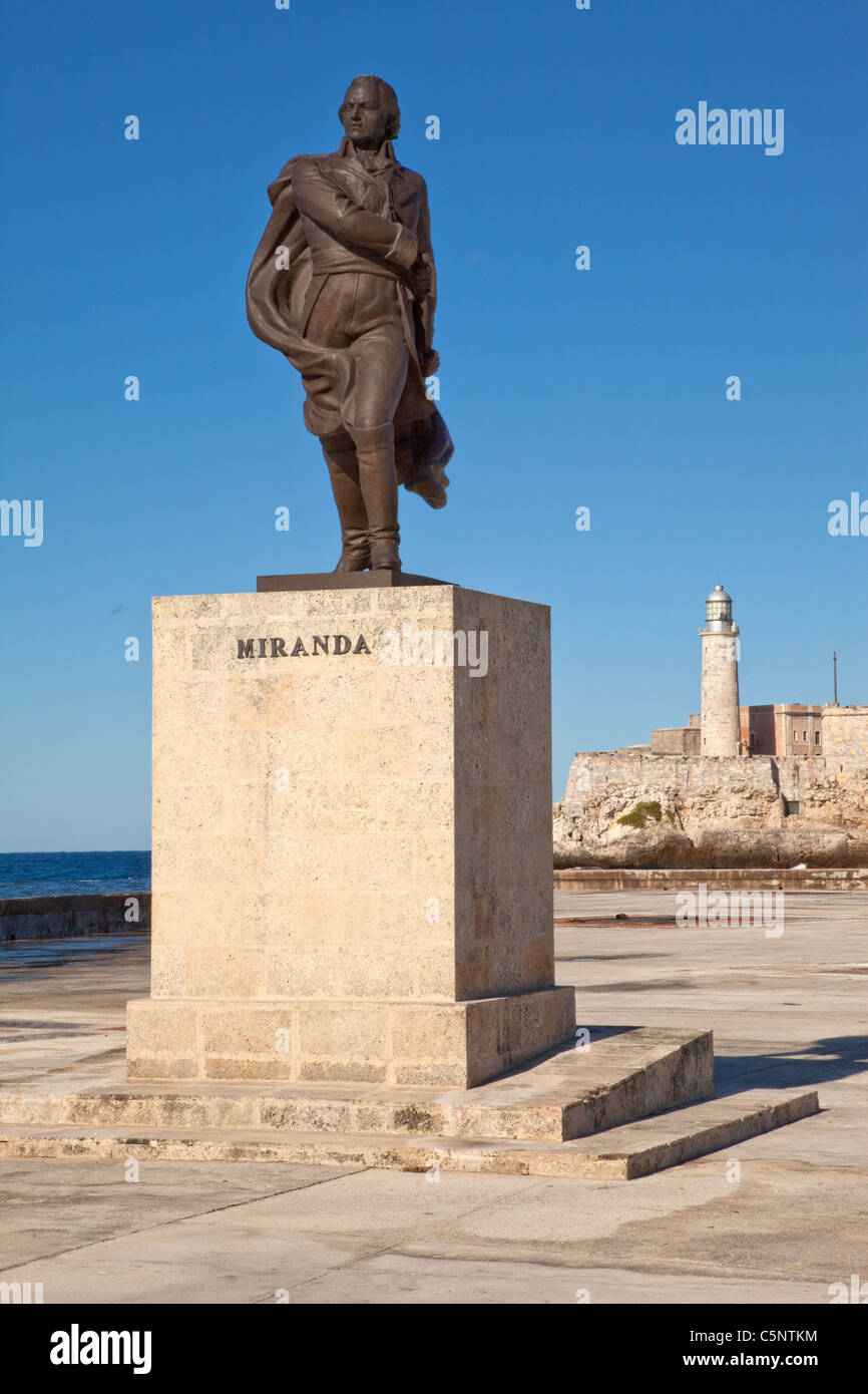 Cuba, La Havane. Statue de Francisco de Miranda, chef militaire vénézuélien. Forteresse El Morro en arrière-plan. Banque D'Images