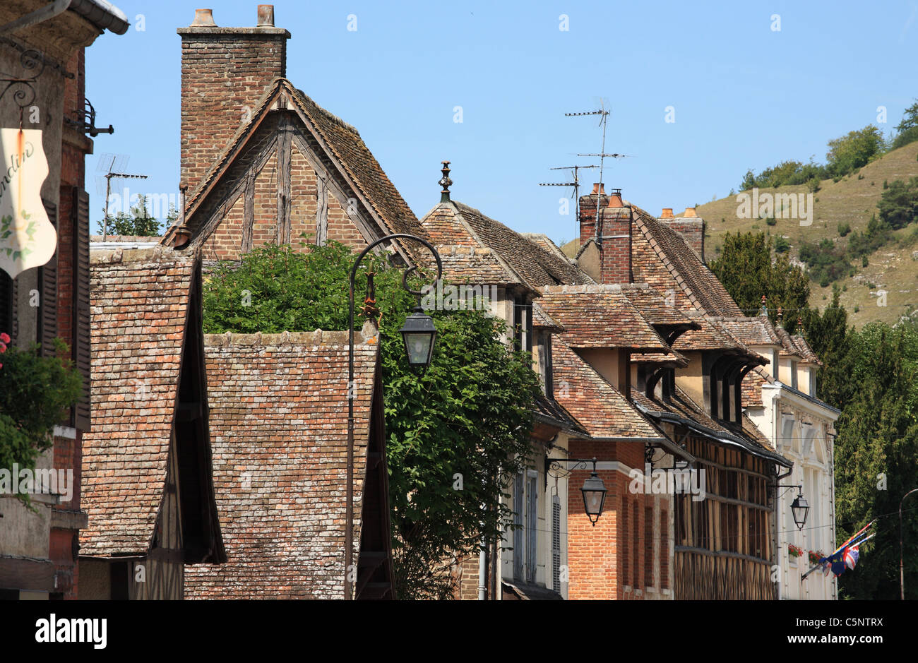 Sol carrelé les toits, une rue dans Le Petit Andely, Normandie, France Banque D'Images