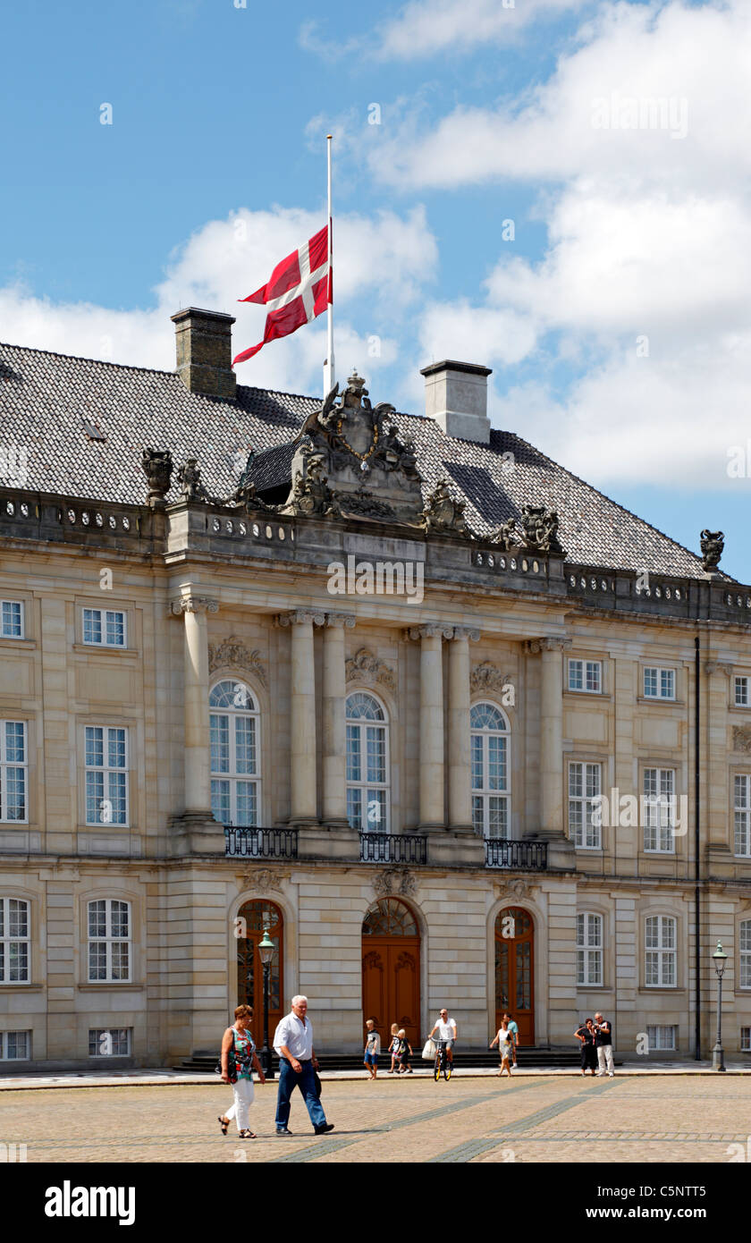 Le Château d'Amalienborg, Royal danois tous les bâtiments officiels et la plupart des Danois en berne le drapeau en sympathie avec la Norvège Banque D'Images