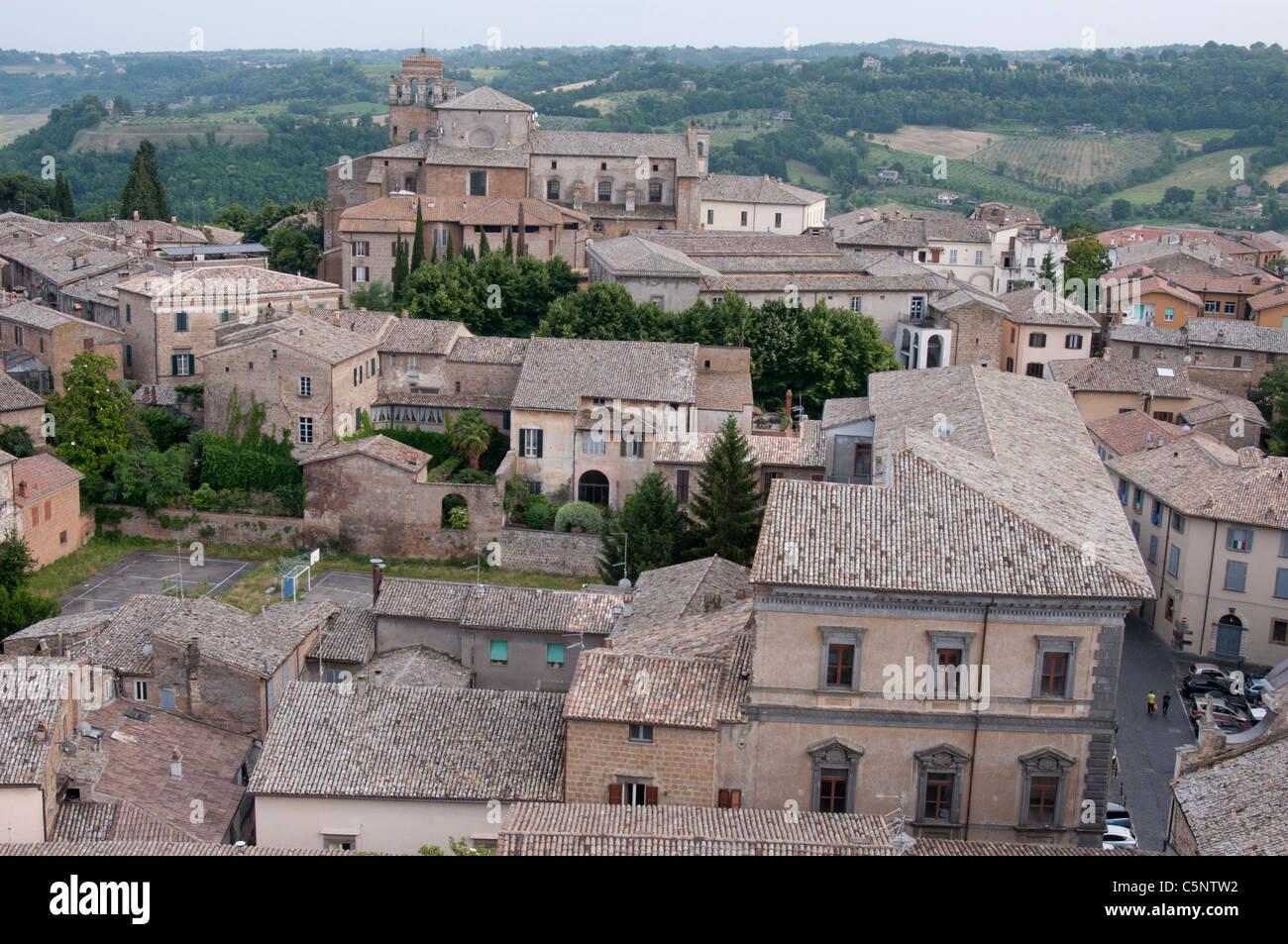 Donnant sur les toits d'Orvieto de la Torre del Moro Banque D'Images