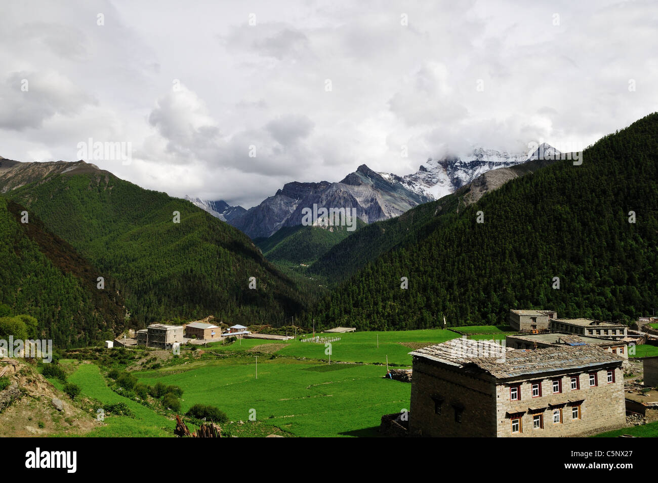 Yading Village. Daocheng Yading Nature Reserve, Sichuan, Chine. Banque D'Images