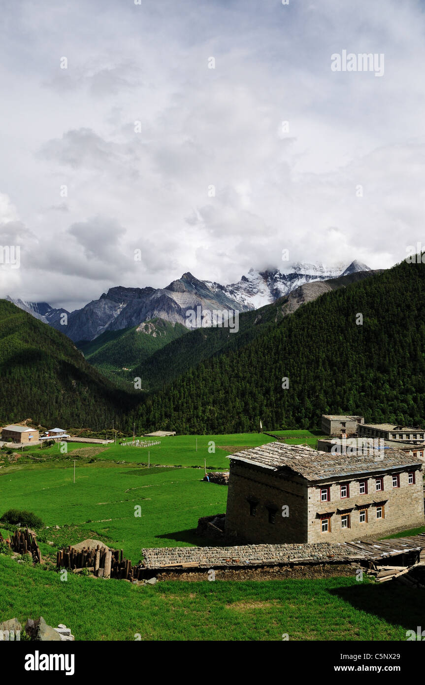 Yading Village. Daocheng Yading Nature Reserve, Sichuan, Chine. Banque D'Images