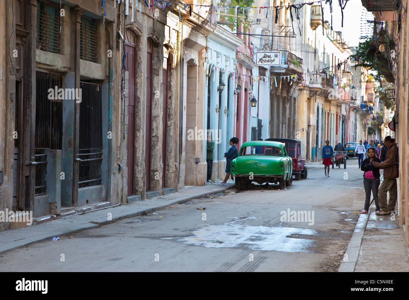 Cuba, La Havane. Scène de rue, la vieille Havane. Banque D'Images