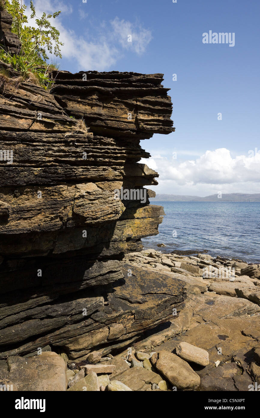 Falaises rocheuses érodées de grès du Jurassique sur les rives du Loch Slapin près d'Elgol, île de Skye, Écosse Banque D'Images