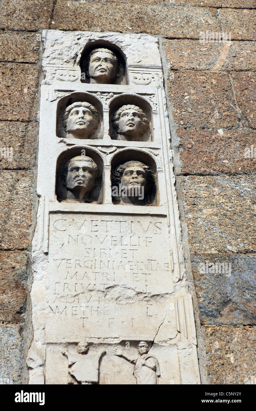 Milan Archi di Porta Nuova qui fait partie de la muraille médiévale décorée avec des copies de 1er siècle de notre ère de pierres tombales romaines Banque D'Images