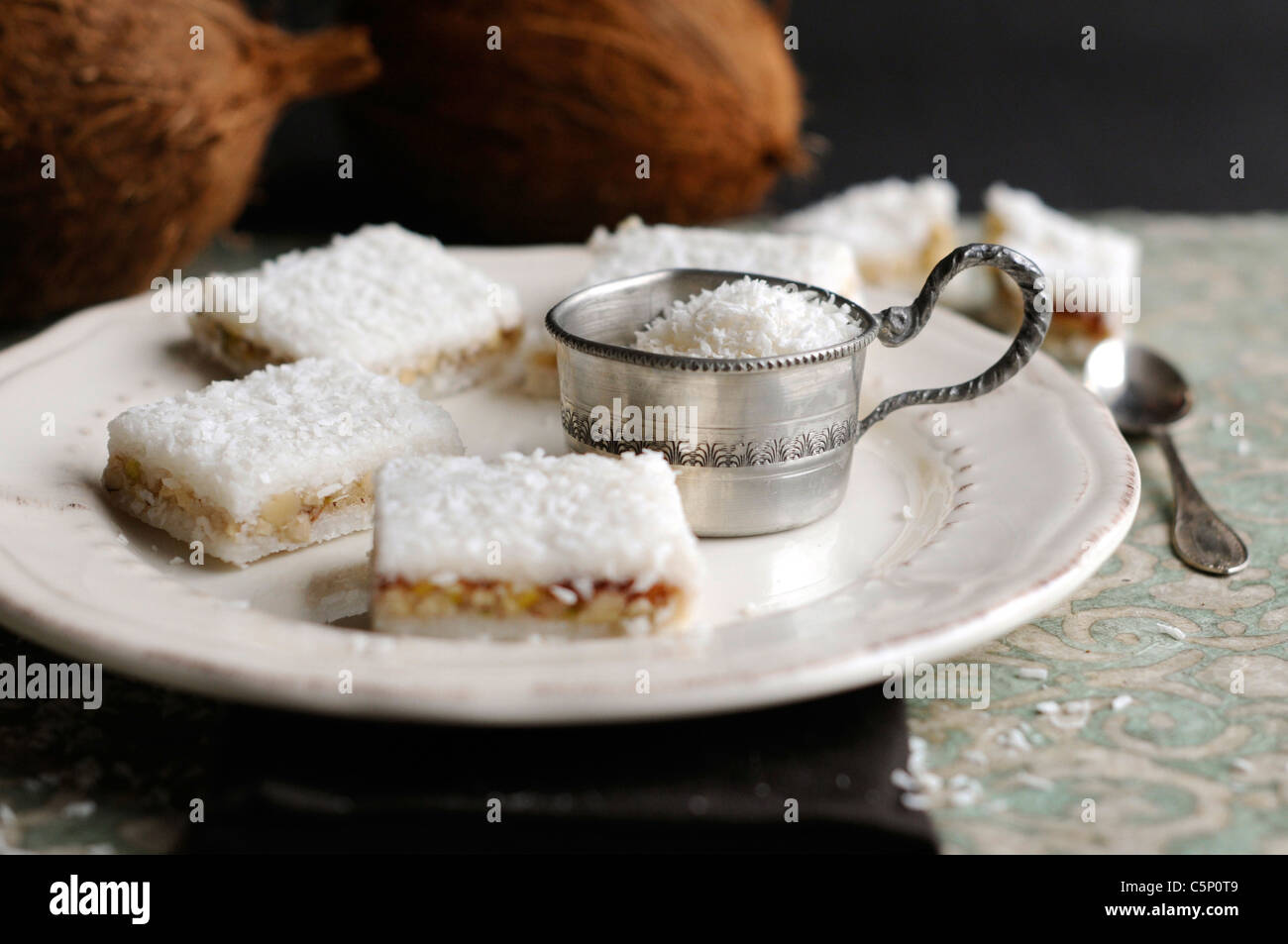 La noix de coco et cherry tranches sur une assiette blanche Banque D'Images