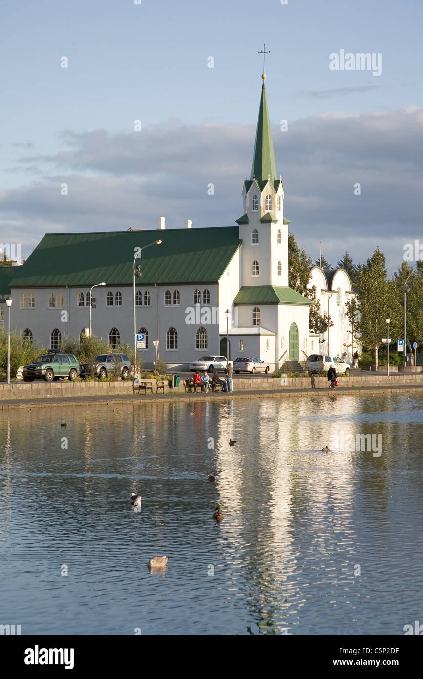 Frikirkjan Le lac Tjörnin, Église de Reykjavik, Islande Banque D'Images