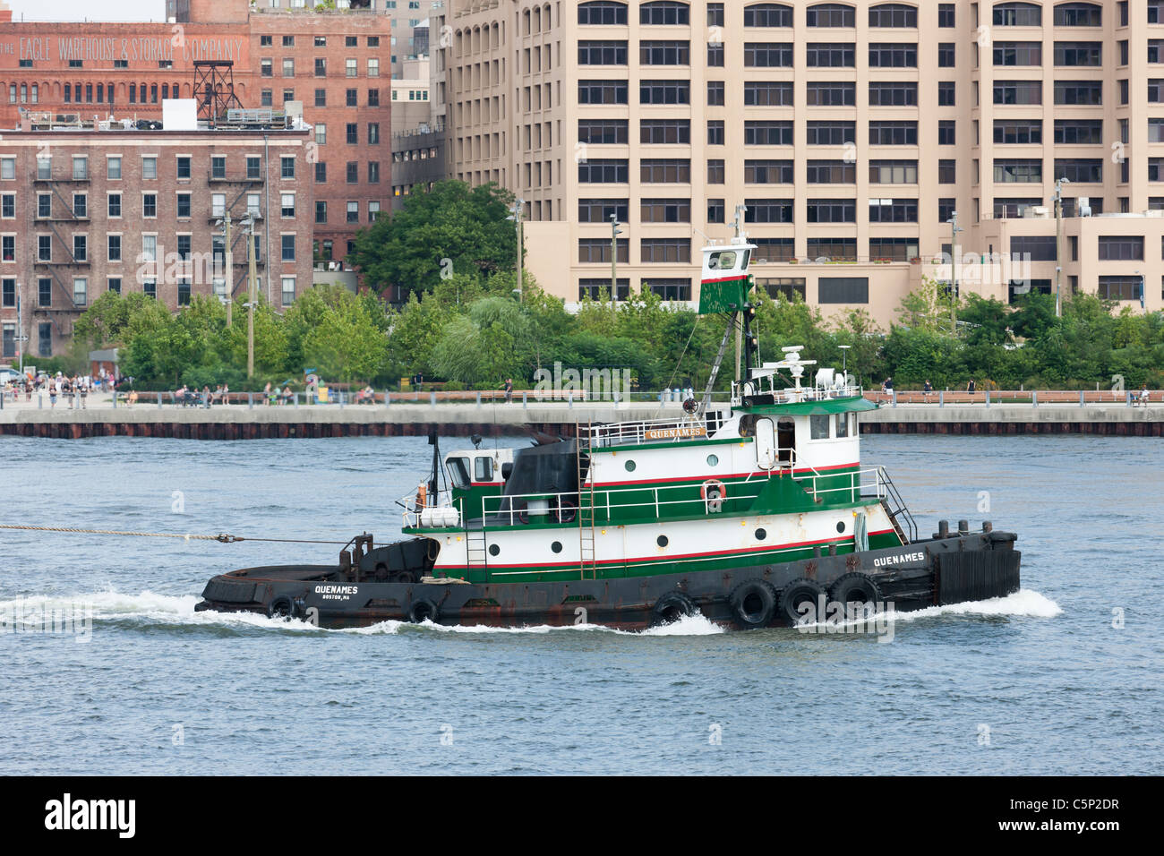 Quenames» «remorqueur remorque une barge sur l'East River à New York. Banque D'Images