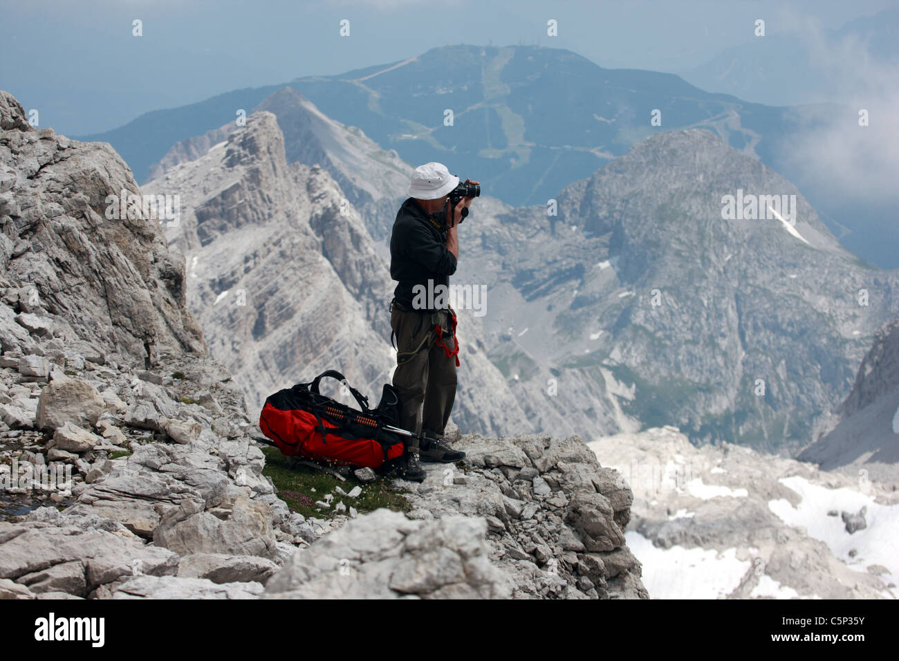 Man taking photograph dans les Dolomites sur Sentiero Alfredo Benini Via Ferrata Vélo en Italie Banque D'Images