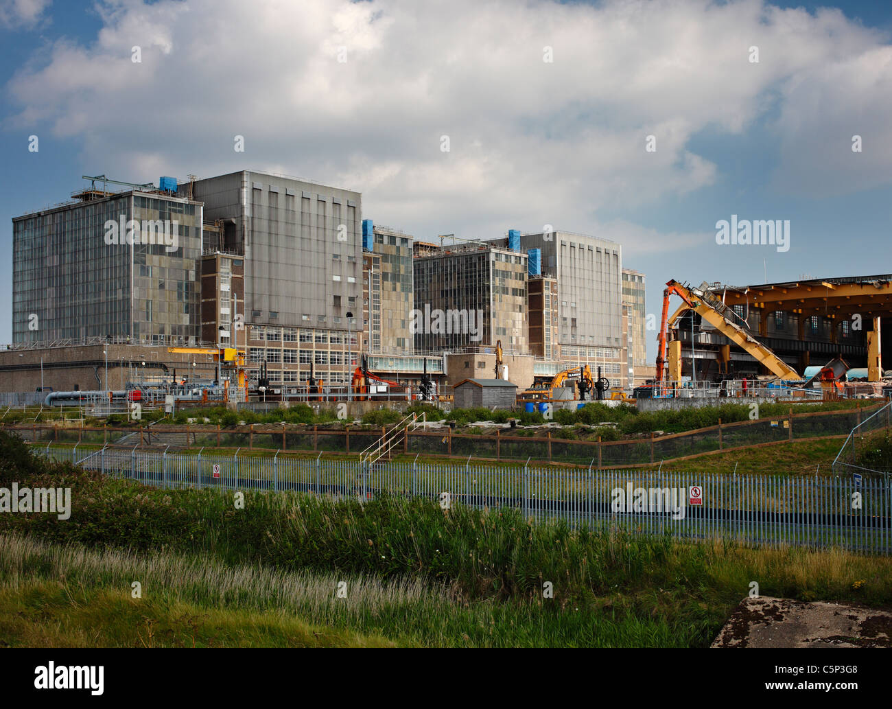 Centrale nucléaire de Bradwell, en cours de démantèlement, et en partie démolie. Banque D'Images