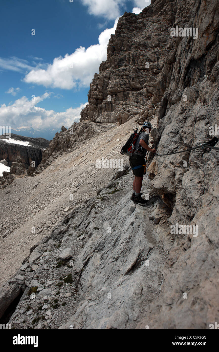 Male climber clippée sur le fer forgé sur le Sentiero Alfredo Benini Via ferrata dans les Dolomites de Brenta Banque D'Images