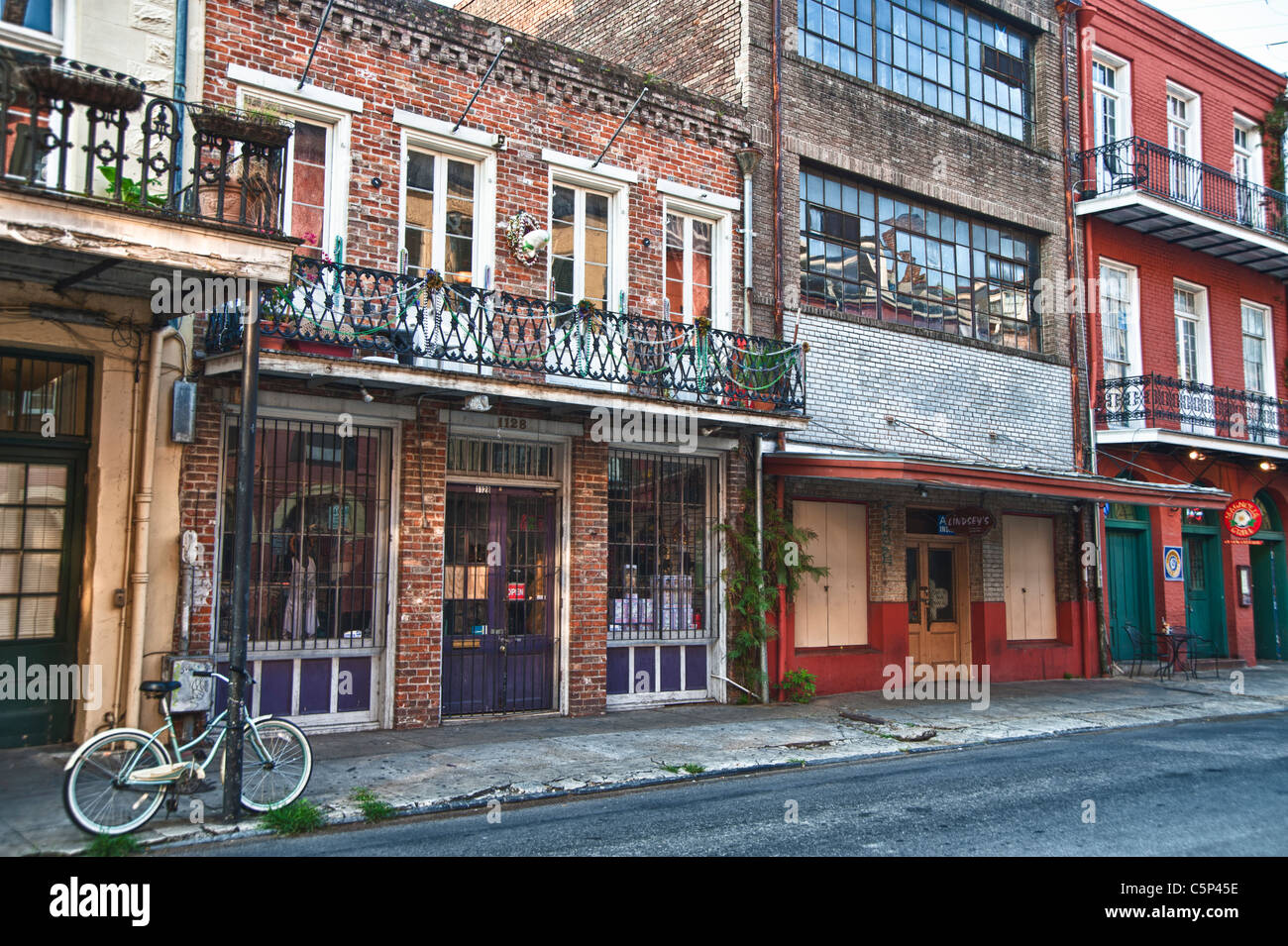 Scène de rue typique dans le quartier français de La Nouvelle-Orléans. Banque D'Images
