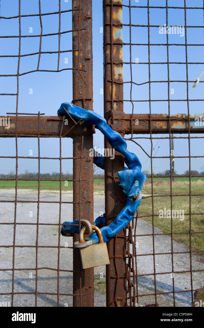 Site industriel de portes cadenassées près de Leeds Yorkshire UK Banque D'Images