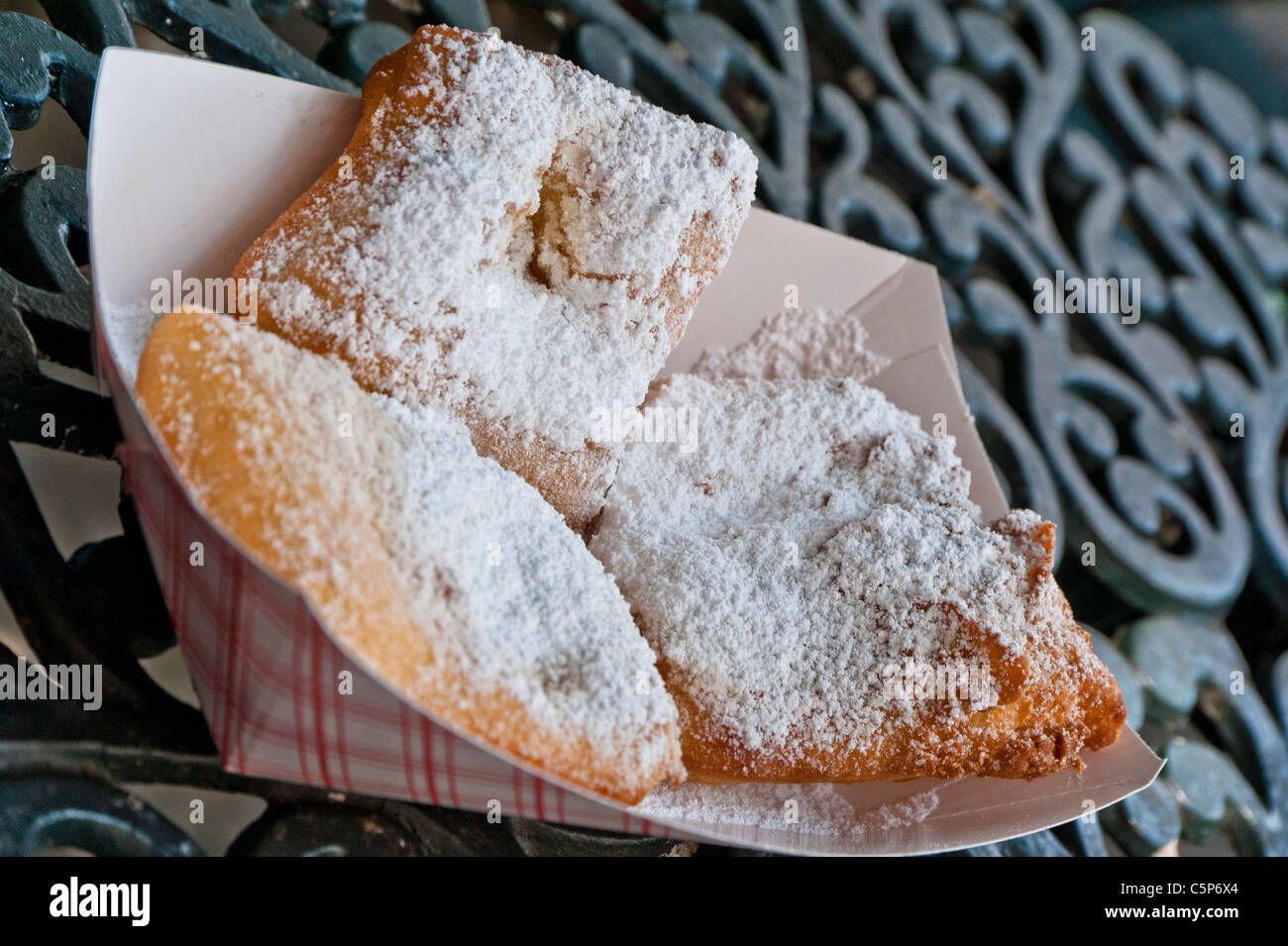Beignets de sucre en poudre au Café Beignet de Royal Street à La Nouvelle-Orléans. Banque D'Images
