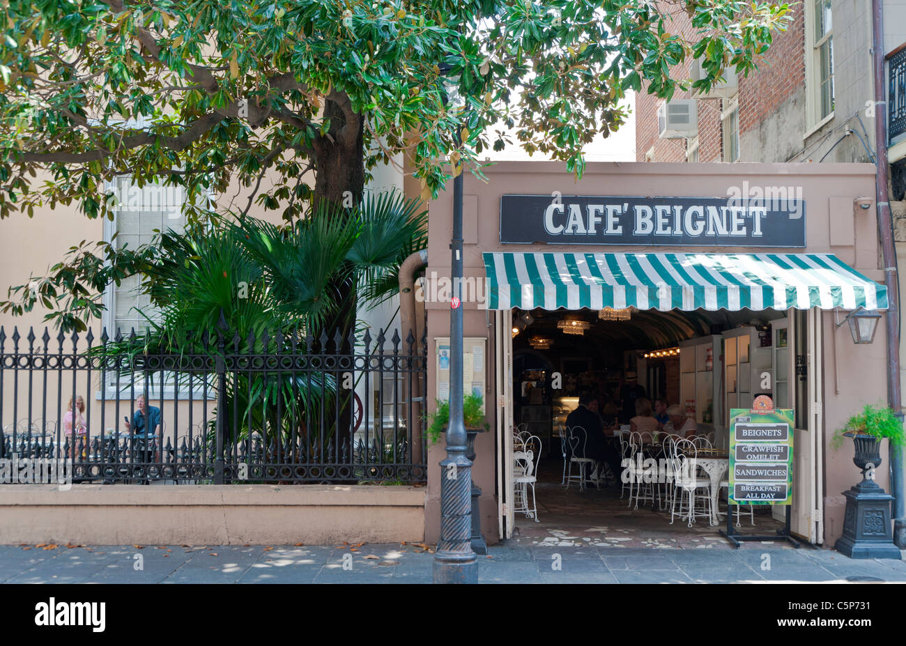 Cafe Beignet, Royal Street. Quartier français de La Nouvelle-Orléans. Banque D'Images