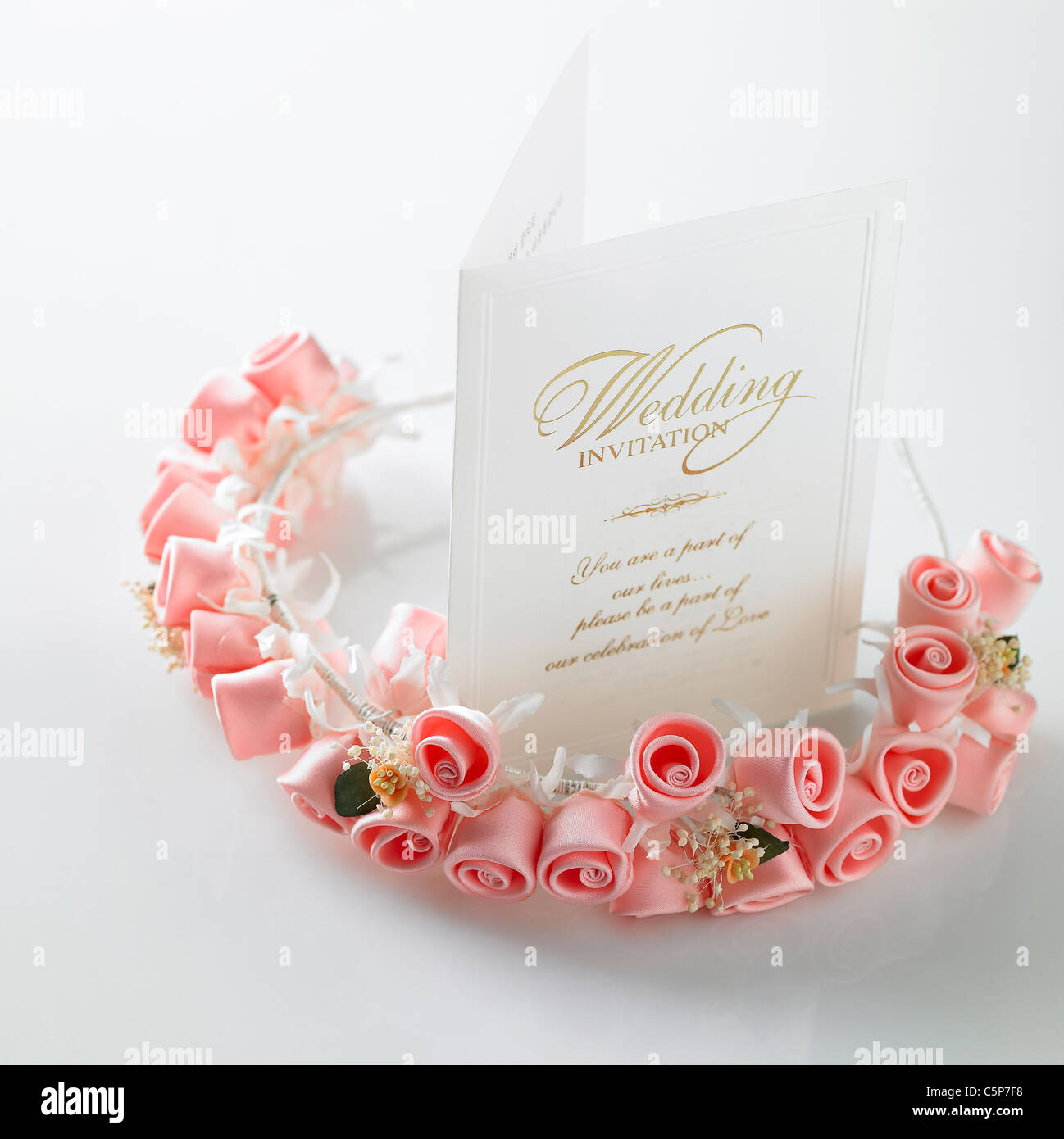 Une carte d'invitation de mariage entourée de fleurs Banque D'Images