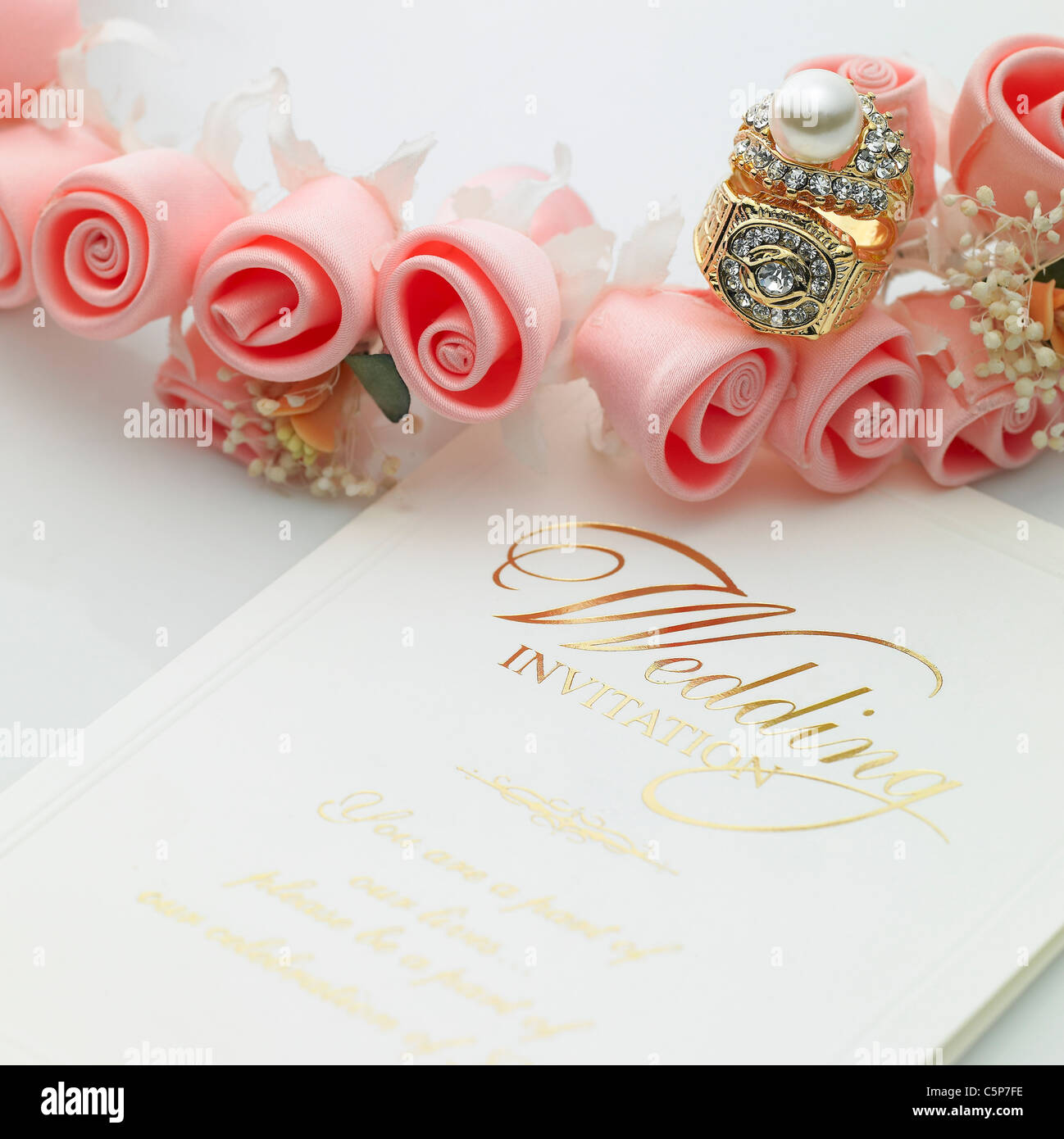 Une carte d'invitation de mariage, bague et fleurs Banque D'Images