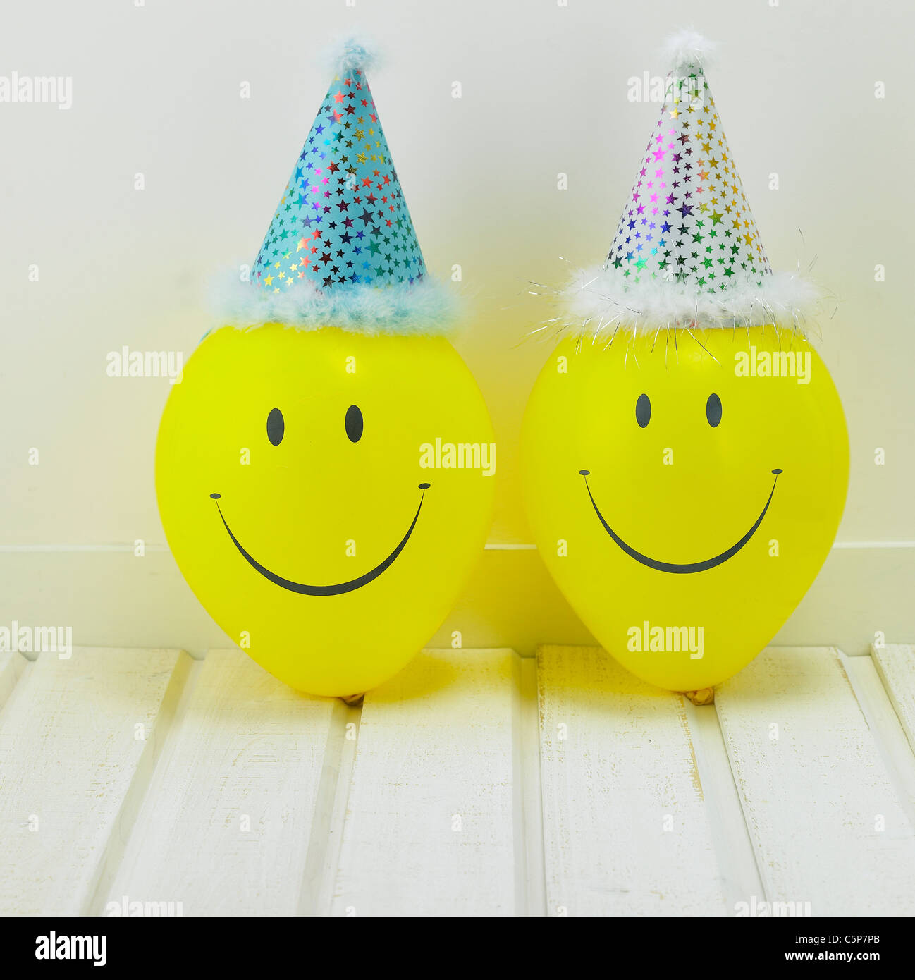 Deux ballons wearing party hat Banque D'Images
