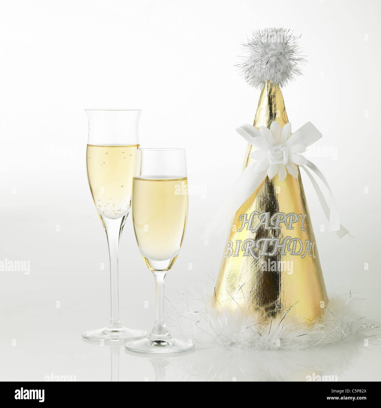 Le verre à champagne et party hat Banque D'Images
