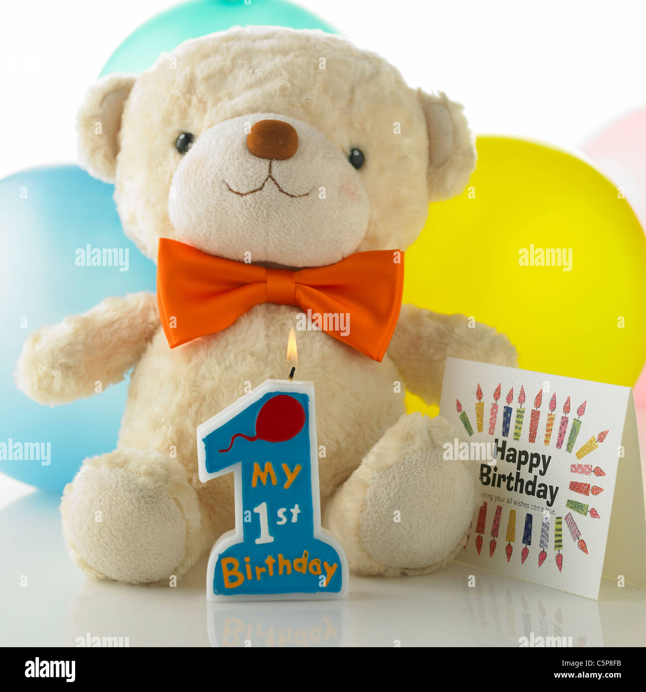 L'ours en peluche et une bougie d'anniversaire Banque D'Images