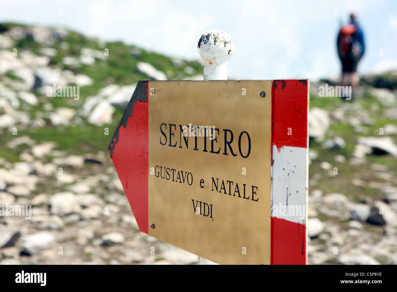 Panneau indiquant la route jusqu'à la via ferrata des Dolomites de Brenta, à pied Sentiero Gustavo & Natale Vidi Banque D'Images