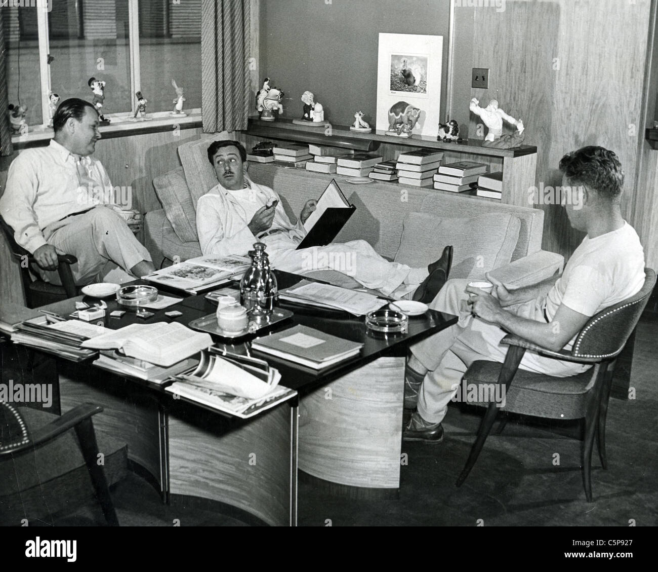 WALT DISNEY (centre) des films américains et producteur de dessin animé avec son frère Roy à gauche en 1946 Banque D'Images