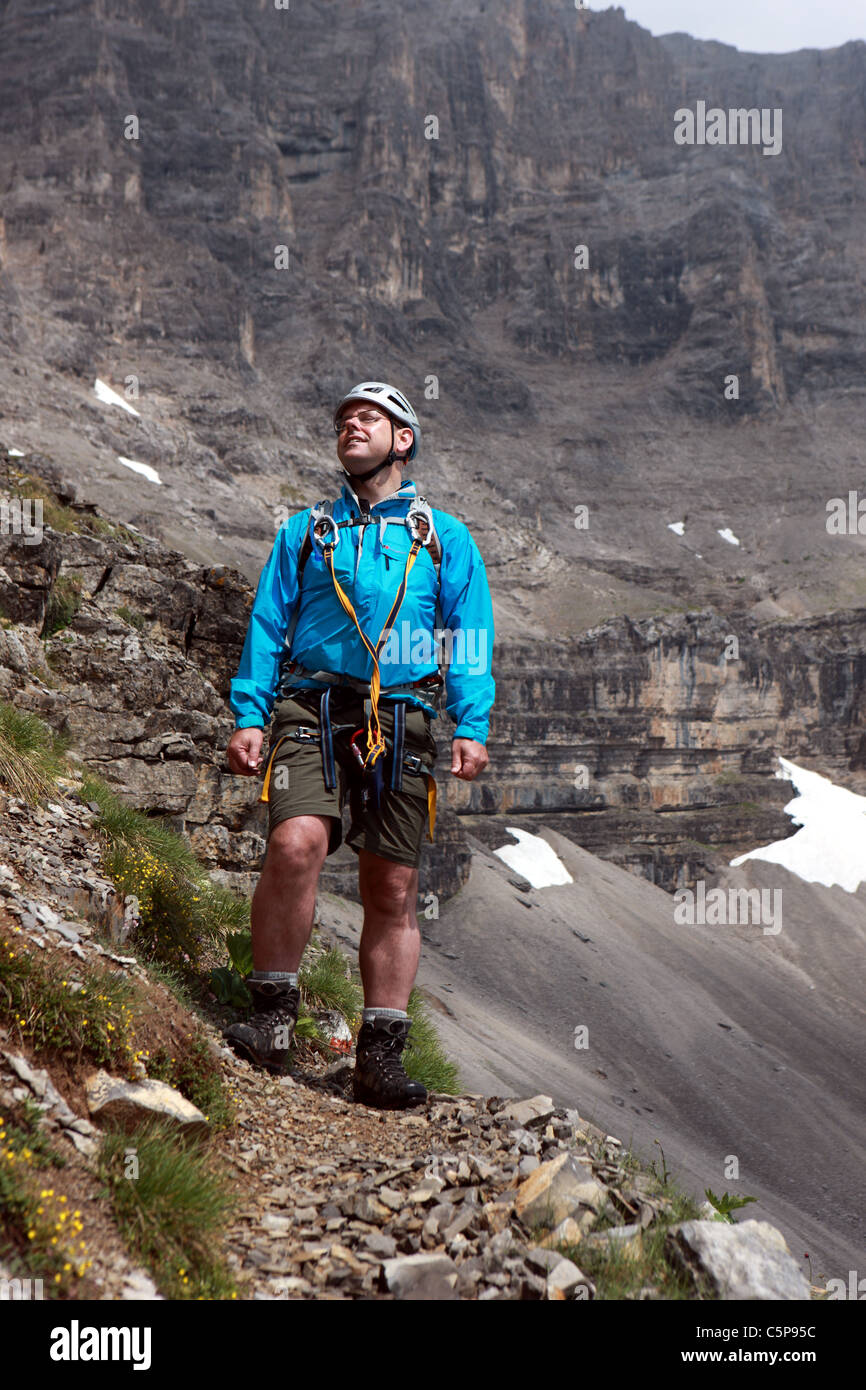 Climber sur Via Ferrata Sentiero Gustavo Vidi dans les Dolomites italiennes Banque D'Images