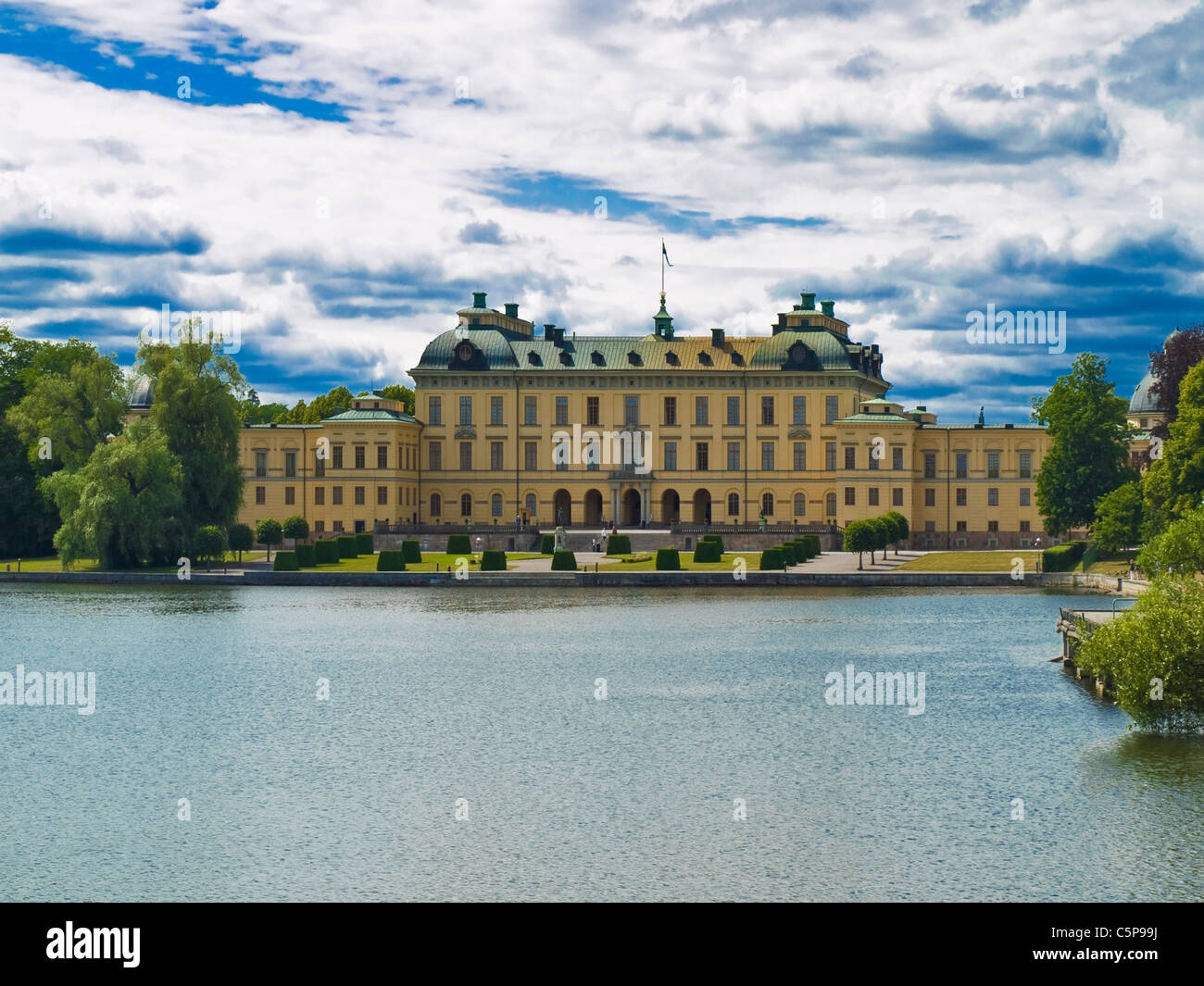 Lake Maelaren donnant sur la résidence de la famille royale Suédoise château Drottningholm, Stockholm, Suède, Europe Banque D'Images