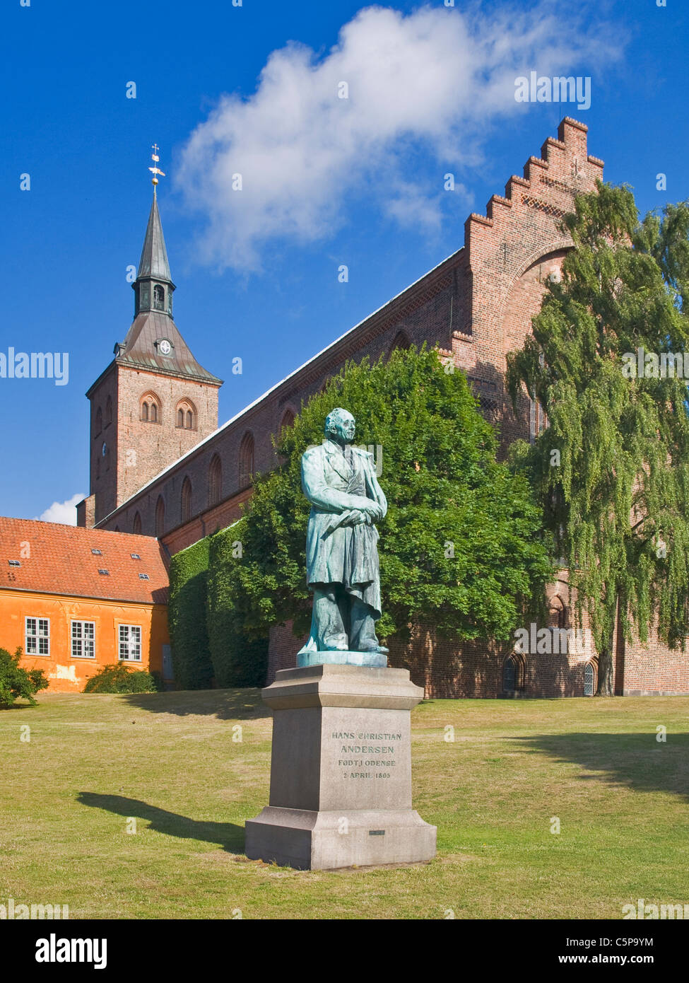 La cathédrale gothique Saint Canut, en face est la sculpture du poète et conteur Hans Christian Andersen, Odense, Danemark Banque D'Images