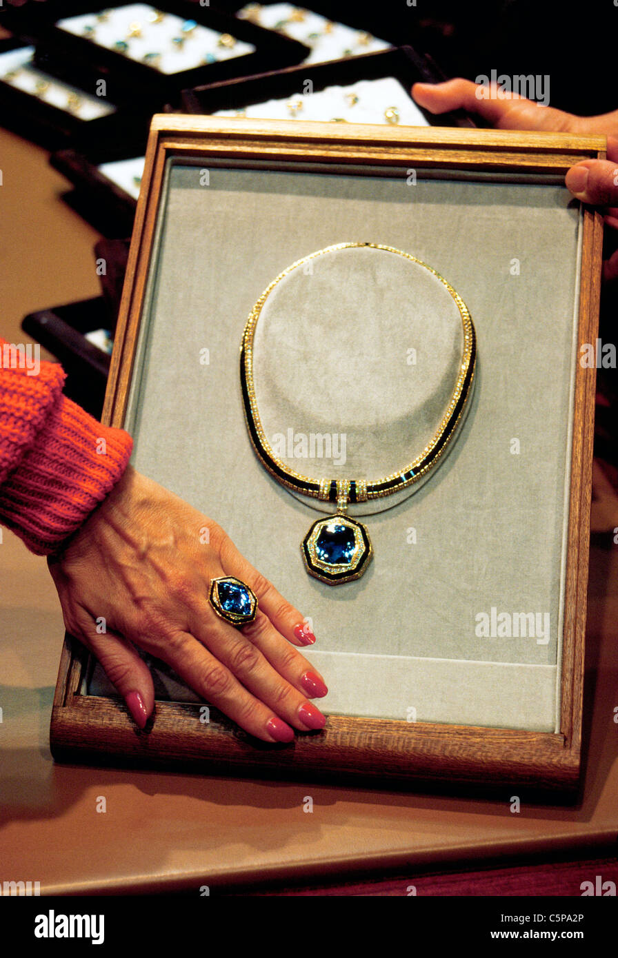Une femme admire des bijoux de pierre gemme au flagship store de H. Stern,  un bijoux dans le monde empire basé à Rio de Janeiro, Brésil Photo Stock -  Alamy