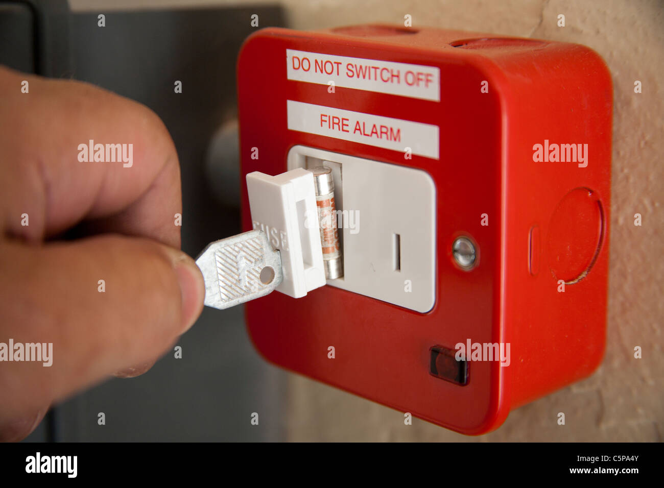 Électricien qualifié d'installer un fusible rouge Alarme incendie clé fixe  Photo Stock - Alamy
