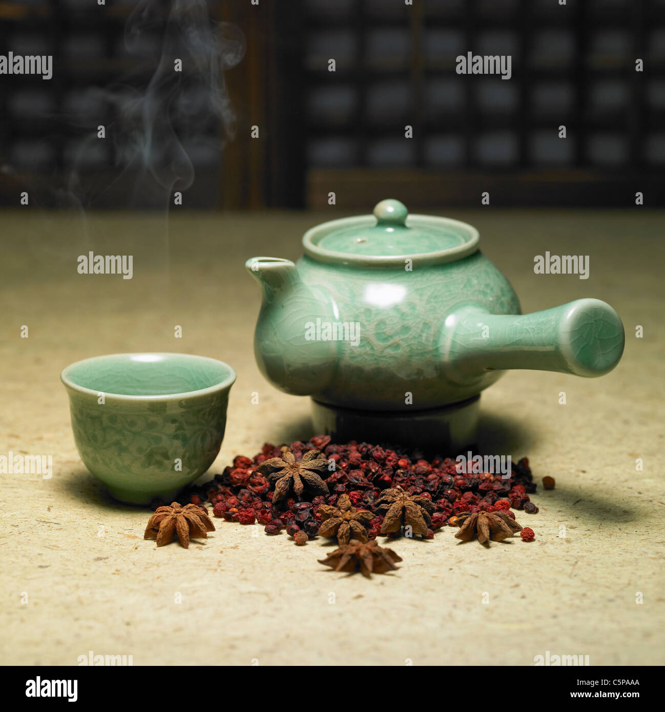 Théière, tasse de thé et d'herbes séchées Banque D'Images